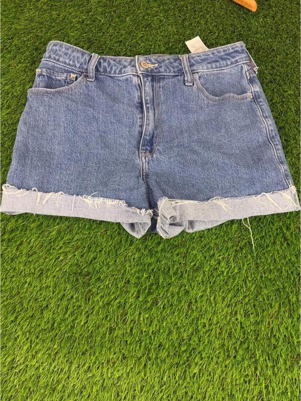 Hollister Ultra High-Rise Mom Shorts Light Wash Denim Cutoff